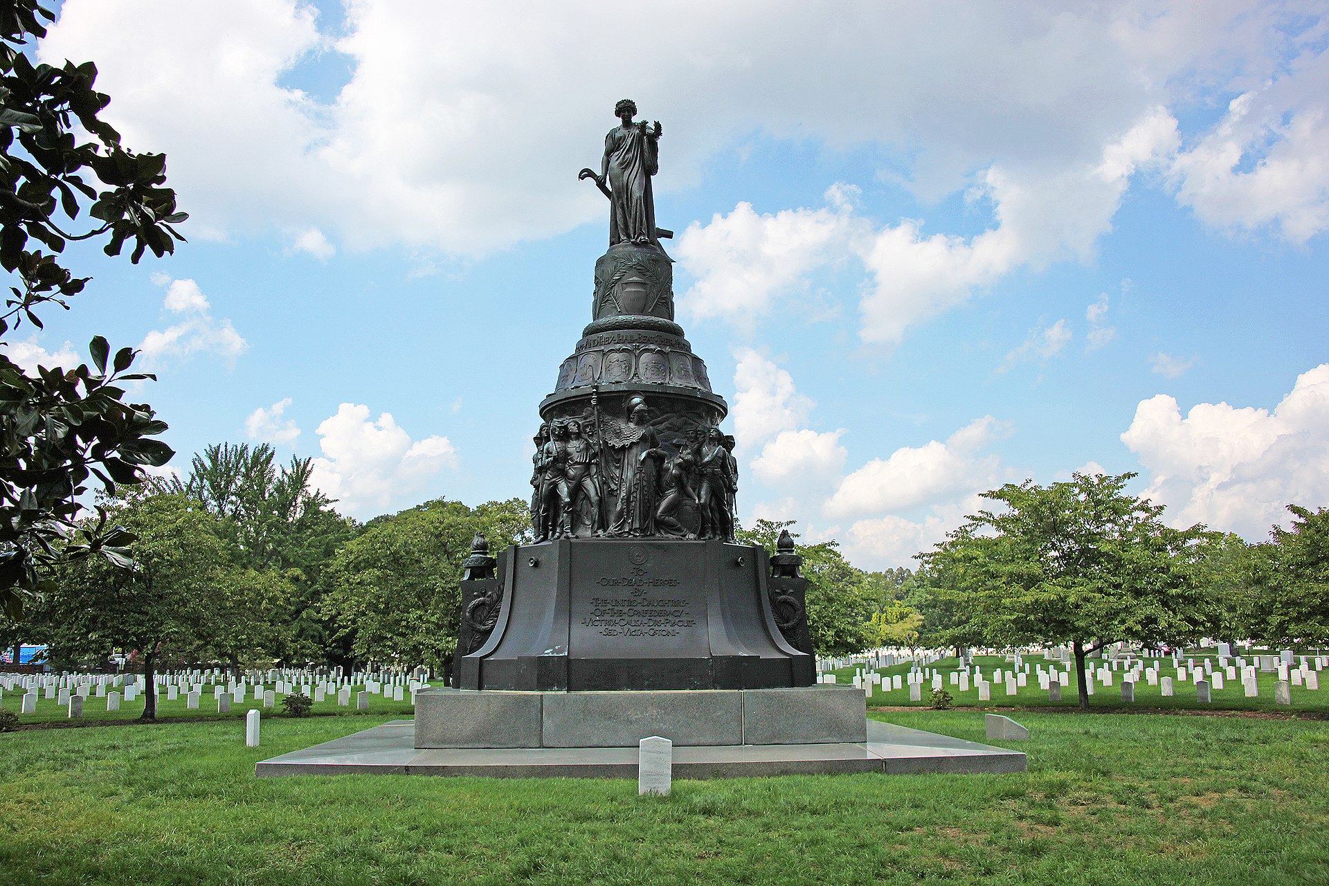 Frontal view of the Confederate monument at Arlington National Cemtery